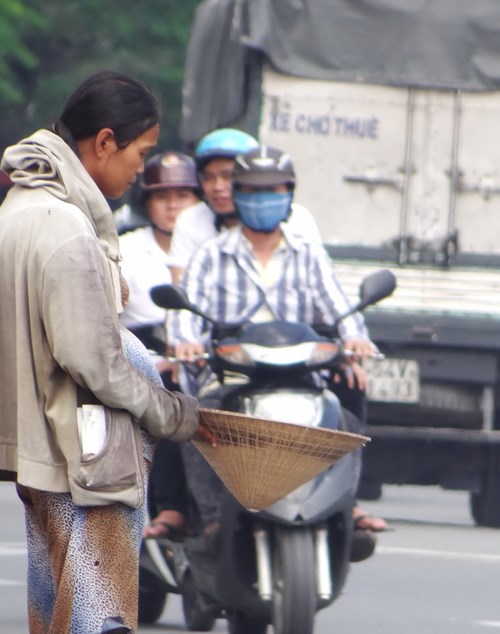 Mười tháng sau, chị ta vẫn mang cái bụng to tướng đi ăn xin