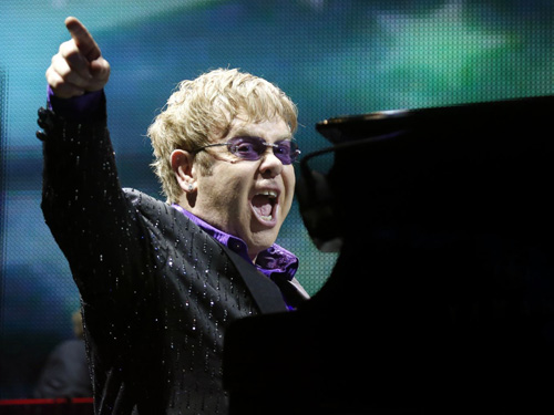 Danh ca Elton John đỏ mặt vì tự té khỏi ghế