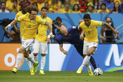 Bị các hậu vệ Brazil chăm sóc kỹ trong trận tranh hạng ba