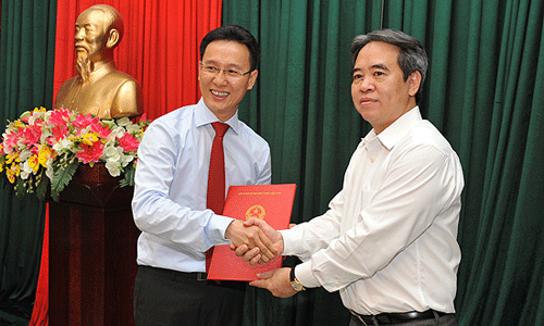 Thống đốc Ngân hàng Nhà nước Nguyễn Văn Bình (bên phải) trao quyết định bổ nhiệm ông Lê Thanh Tùng giữ chức Chánh văn phòng (Ảnh: NH Nhà nước )