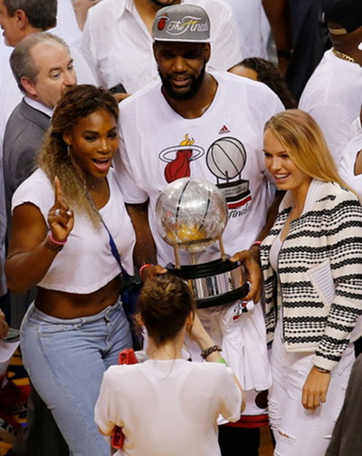 Chụp ảnh lưu niệm với James LeBron của đội Miami Heat