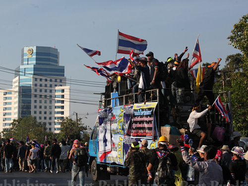 Người biểu tình chống chính phủ trên đường phố Bangkok. Ảnh: Bangkok Post