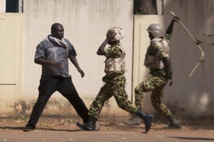  Binh lính chính phủ vung gậy trước người biểu tình ở thủ đô Ouagadougou. Ảnh: Reuters