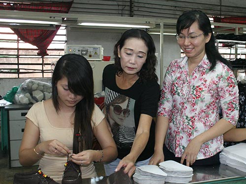 Lãnh đạo lắng nghe ý kiến nhân viên là chìa khóa thành công của doanh nghiệp. Trong ảnh: Bà Huỳnh Thị Cẩm Lan, Giám đốc Công ty Tích Hanh, quận Bình Tân, TP HCM (giữa) và các nhân viên. Ảnh: VĨNH TÙNG