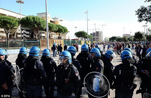 Cảnh sát giăng kín bên ngoài sân vận động Arechi