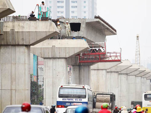 Tuyến đường sắt trên cao Hà Đông - Cát Linh (Hà Nội) đang thi công cũng do doanh nghiệp Trung Quốc trúng thầu - Ảnh: Nguyễn Khánh