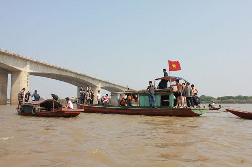 Gia đình nạn nhân cho biết đang chuẩn bị tổ chức tiếp tục tìm kiếm thi thể ở đoạn sông Hồng gần cầu Thanh Trì, nơi bác sĩ Tường khai đã vứt xác, thêm một lần nữa