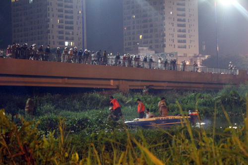 Lực lượng chức năng tổ chức tìm kiếm người nhảy cầu tại khu vực dưới chân cầu Sài Gòn