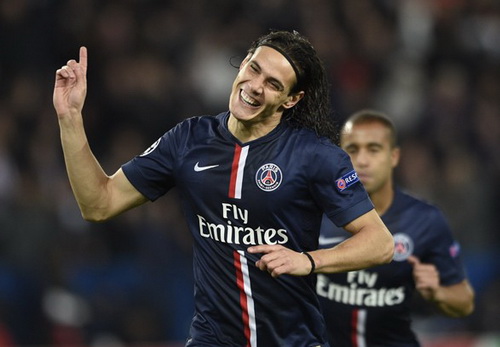 Edinson Cavani vui mừng với pha lập công đưa PSG vào vòng sau