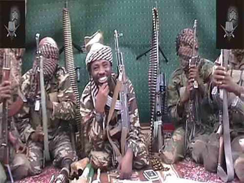 Thủ lĩnh Boko Haram Abubakar Shekau (giữa) tuyên bố y có kế hoạch đem bán các bé gái bị bắt cóc Ảnh: UNDERGROUND MAGAZINE