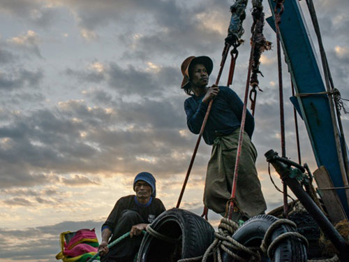 Lao động Myanmar trên tàu đánh cá Thái Lan Ảnh: The Guardian