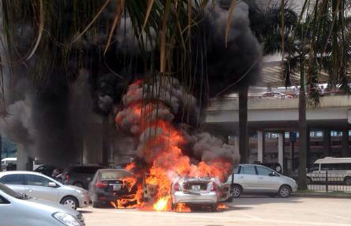 Chiếc ôtô bốc cháy rồi lan sang một xe khác. Ảnh: FB Nguyễn Quân