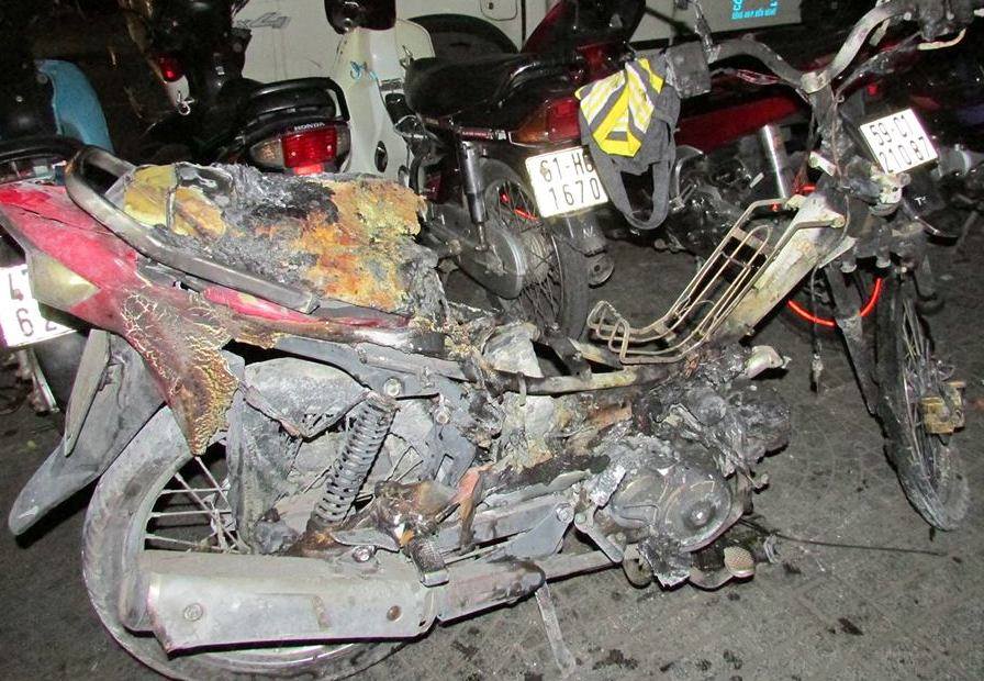 Chiếc xe máy của anh Hậu cháy trơ khung vào tối 3-6, trên đường Nguyễn Hữu Cảnh, phường Bến Nghé, quận 1 – TP HCM.