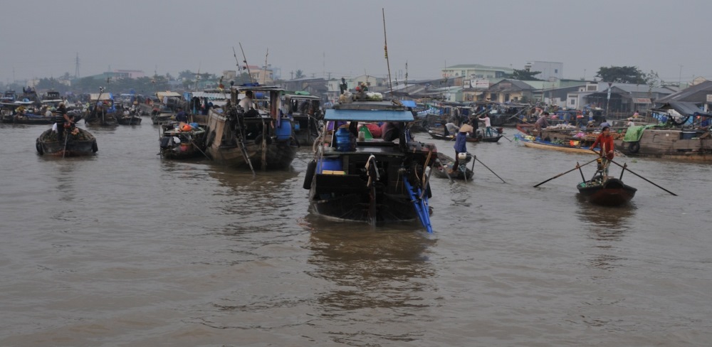 Các phương tiện buôn bán trên chợ nổi Cái Răng đang lấn chiếm luồng tàu chạy