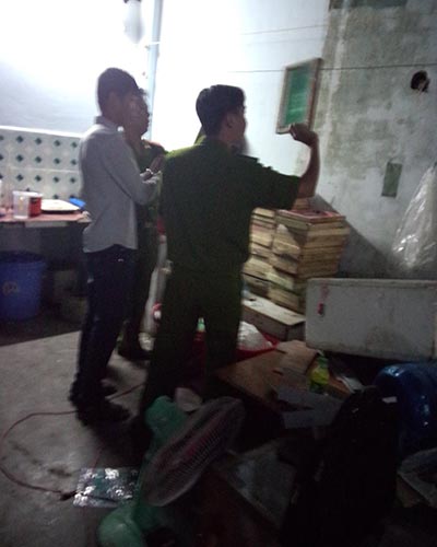 Các cơ quan chức năng khám xét “lò” sản xuất mỹ phẩm giả Lâm Văn Quốc Khanh tại phường Bình Hưng Hòa, quận Bình Tân, TP HCM