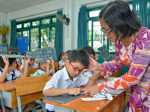 Cô giáo uốn nắn cho học trò từng nét chữ, nết người                Ảnh: TẤN THẠNH