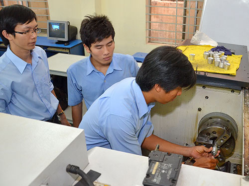Học viên Trường Trung cấp nghề Kỹ thuật Công nghệ Hùng Vương đang thực hành Ảnh: TẤN THẠNH