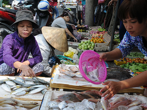 Sau Tết, giá hàng hóa giảm nhiều nhưng người dân vẫn còn thắt chặt chi tiêu Ảnh: Hồng Thúy