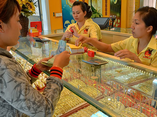 Người dân mua vàng nữ trang tại một cửa hàng trong chợ Bà Chiểu, TP HCMẢnh: Tấn Thạnh