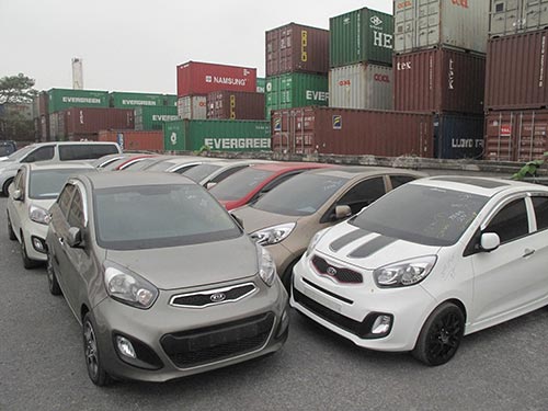 Xe nhập khẩu đang bị lưu giữ tại cảng Hải Phòng chờ kiểm tra					   Ảnh: TRỌNG ĐỨC