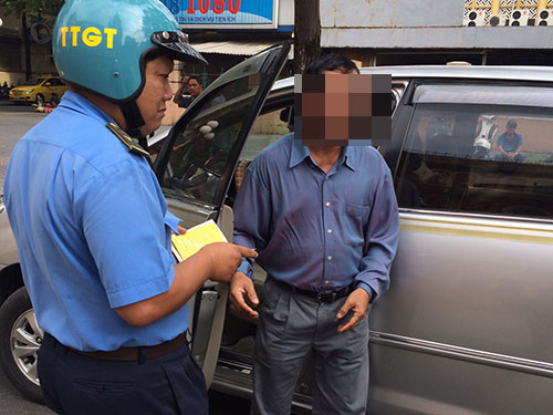 Một tài xế chạy dịch vụ Uber ở TP HCM bị xử phạt hôm 28-11 Ảnh: THU HỒNG