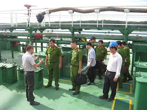 Cơ quan chức năng chuẩn bị khám nghiệm tàu ngày 13-12 Cơ quan chức năng chuẩn bị khám nghiệm tàu ngày 13-12