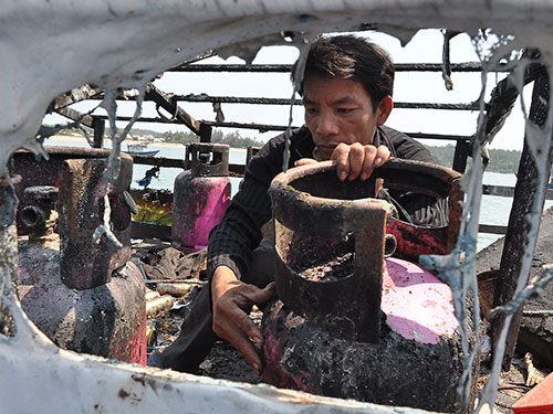 Tàu cá của ngư dân huyện Lý Sơn, tỉnh Quảng Ngãi bị phá hoại khi đang khai thác trên ngư trường của nước taẢnh: TỬ TRỰC