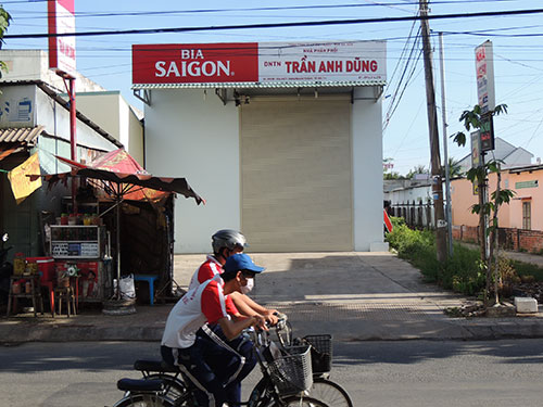 Trưa 26-11, đại lý bia của vợ chồng con trai ông Trần Văn Truyền tại số nhà 598B5, đường Nguyễn Thị Định, TP Bến Tre đã đóng cửa