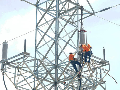 Công nhân của Tổng Công ty Điện lực miền Nam đang thi công mới các trạm biến áp nhằm bảo đảm cung cấp điện trong mùa khô 2014 Ảnh: TÂN TIẾN