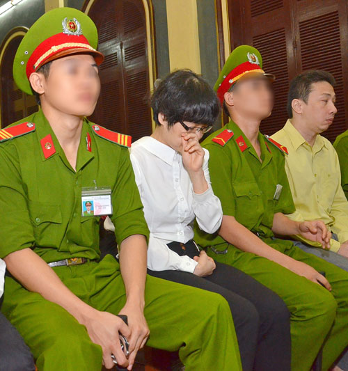 Huỳnh Thị Huyền Như lại khóc tại tòa Ảnh: TẤN THẠNH