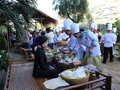 Các thí sinh tham gia phiên chợ để tìm nguyên liệu chế biến món ăn trong vòng thi chung kết “Chiếc thìa vàng 2014”