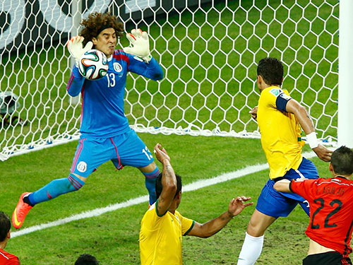 Ochoa trong pha cứu thua sau cú đánh đầu cự ly gần của trung vệ Thiago Silva  Ảnh: REUTERS