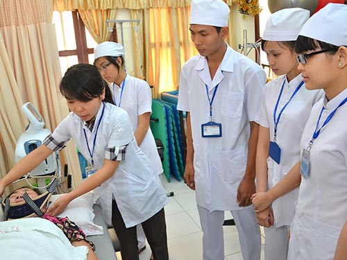 Sinh viên ngành vật lý trị liệu, 1 trong 3 ngành học của Trường ĐH Y Dược TP HCM vừa được Bộ GD-ĐT
cho phép tuyển sinh trở lại  Ảnh: Tấn Thạnh