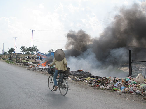 Người dân xã Chỉ Đạo thường đốt phế liệu khiến môi trường bị ô nhiễm nghiêm trọng Ảnh: VĂN DUẨN