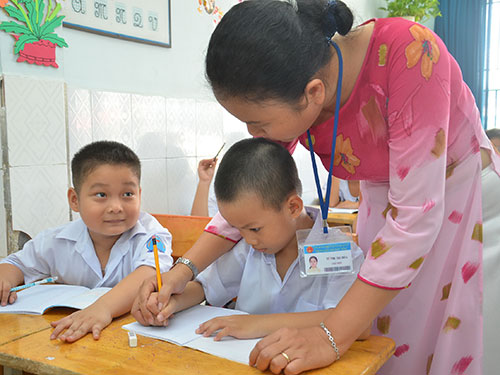 Giáo viên đánh giá học sinh tiểu học qua nhận xét thay vì chấm điểm như trước đây  Ảnh: TẤN THẠNH