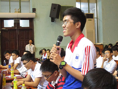 Sinh viên giao lưu với lãnh đạo doanh nghiệp trong chương trình “Lập nghiệp và làm giàu”