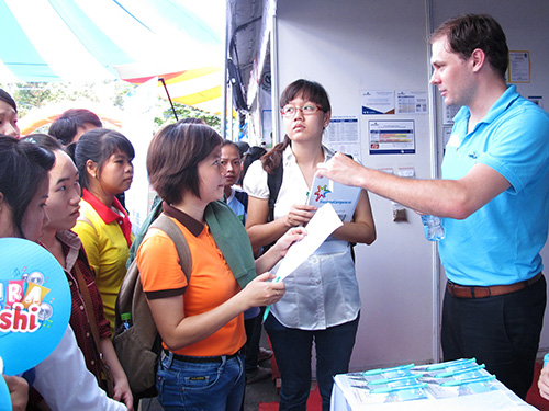 Sinh viên Trường ĐH Nông Lâm TP HCM tìm hiểu các chương trình tuyển dụng tại Ngày hội Việc làm do trường tổ chức mới đây