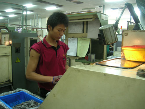 Lao động Việt Nam làm việc trong một nhà máy sản xuất linh kiện ô tô ở Đào Viên - Đài Loan
