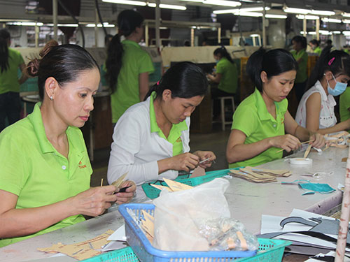 Công nhân Công ty TNHH Giày da Tích Hanh an tâm làm việc khi lương, thưởng và phúc lợi được bảo đảm