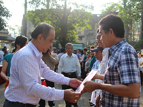 Ông Vương Phước Thiện, Trưởng Ban Tuyên giáo LĐLĐ TP HCM, trao sổ tiết kiệm tượng trưng cho công nhân bị bệnh hiểm nghèo tại quận 5, TP HCM   ẢNH: NGÂN HÀ