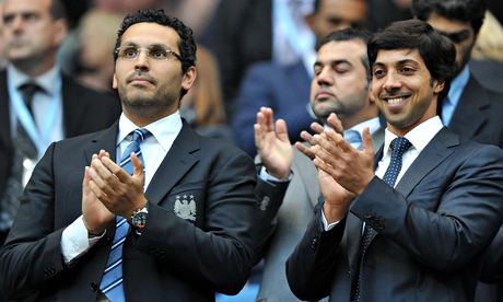 Ông chủ CLB Man City - Sheikh Mansour (phải) - đã đầu tư rất nhiều cho đội bóng thời gian qua