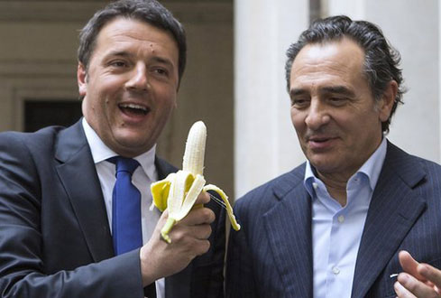 Thủ tướng Ý Matteo Renzi (trái) và HLV tuyển Ý Prandelli hưởngứng phong trào