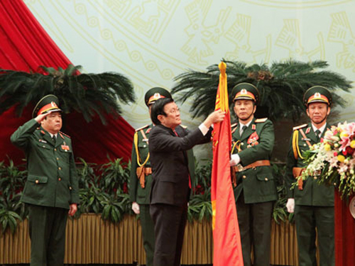 Chủ tịch nước Trương Tấn Sang trao tặng QĐND Việt Nam Huân chương Sao Vàng - Ảnh: QĐND