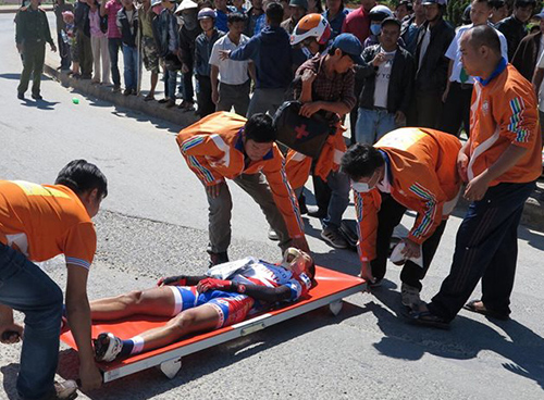 Cuộc đua xe đạp HTV 2014: Cua-rơ của Đồng Tháp bị gãy tay, dập cột sống