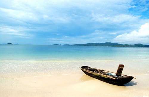 Đảo Cô Tô hoang sơ với những bãi cát trắng mịn màng luôn là nơi hấp dẫn du khách mỗi mùa hè. Ảnh: ivivu