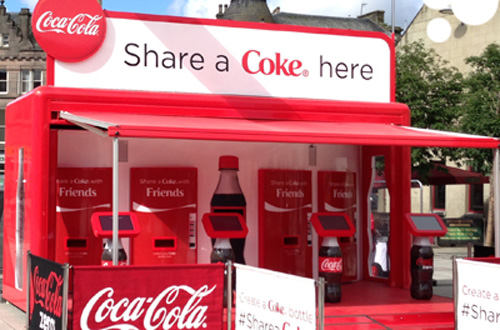 Chiến dịch Share a Coca đã thành công ở Australia, Anh và mới đây lan sang Việt Nam. Ảnh: CocaCola