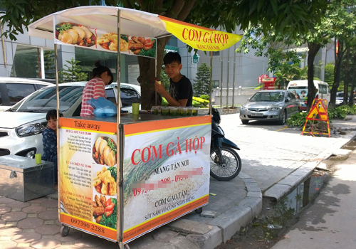 Một quán cơm take away ở khu vực đường Duy Tân, Cầu Giấy, Hà Nội. Ảnh: Anh Quân