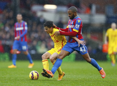 Coutinho tranh bóng với Jason Pucnheon (42)