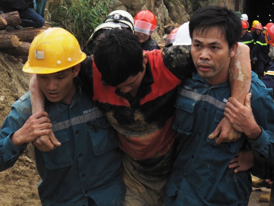 Công nhân Nguyễn Văn Quang, 1 trong số 12 nạn nhân vụ sập hầm thủy điện, được cứu hộ đưa ra ngoài