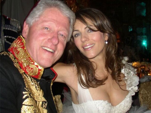 Bin Clinton và “bông hồng nước Anh” Elizabeth Hurley chụp ảnh chung một cách thân thiện trong dạ hội hóa trang từ thiện ở Nga năm 2005